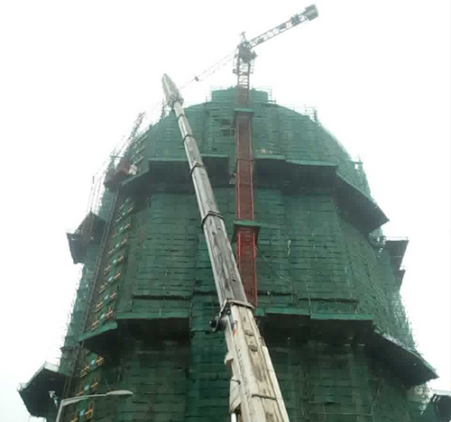 东城吊车在工地上作业